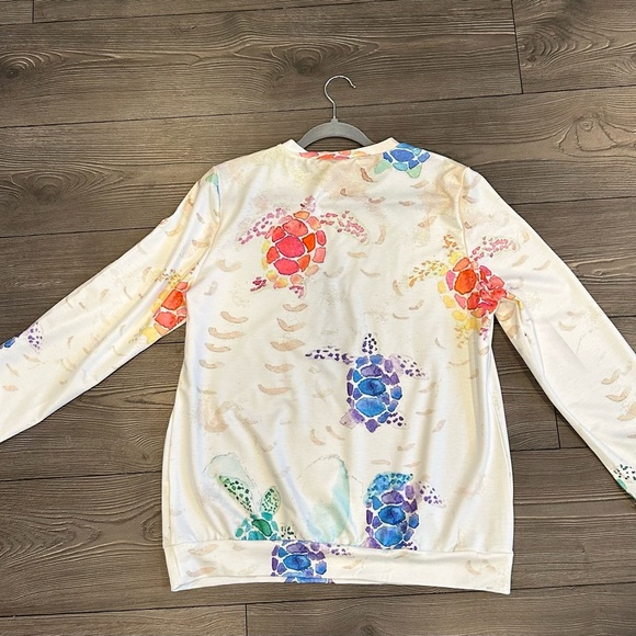 White top with turtles print -Large NWOT - Picture 9 of 9